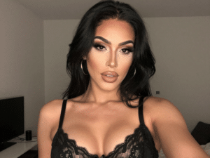 Transe in schwarzer Unterwäsche posierend.