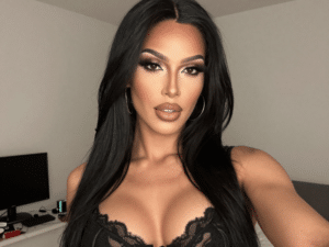 Shemale Live Sex Darstellerin mit langen schwarzen Haaren