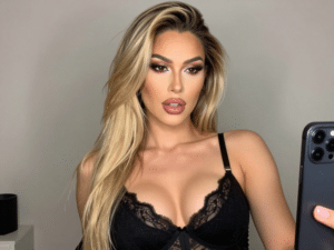 Shemale Livesex Darsteller mit langen blonden Haaren.